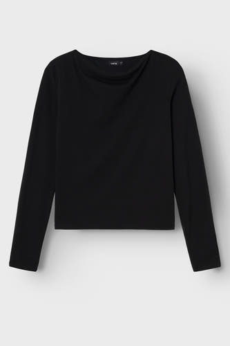 Jean noir par LMTD, avec des manches longues et un col loose.