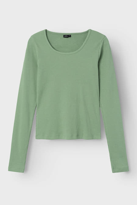 T-shirt vert avec manches longues de LMTD, en une texture côtelée et un bord brodé, en vue rapprochée.