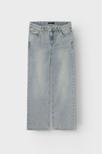 Lichtblauwe, wijde jeans.
