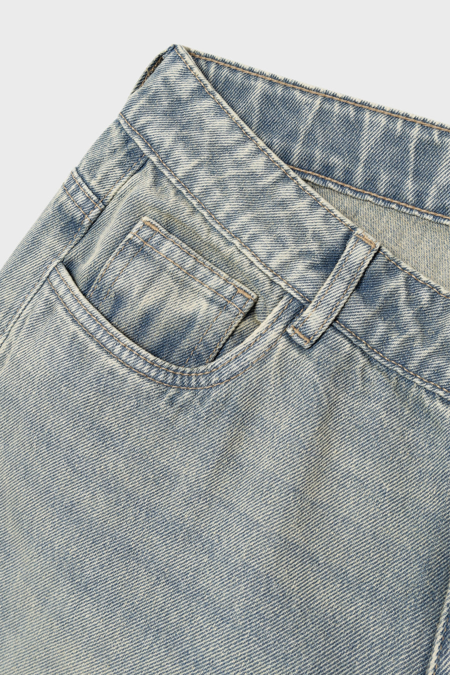 Close-up van een blauwe spijkerbroek.