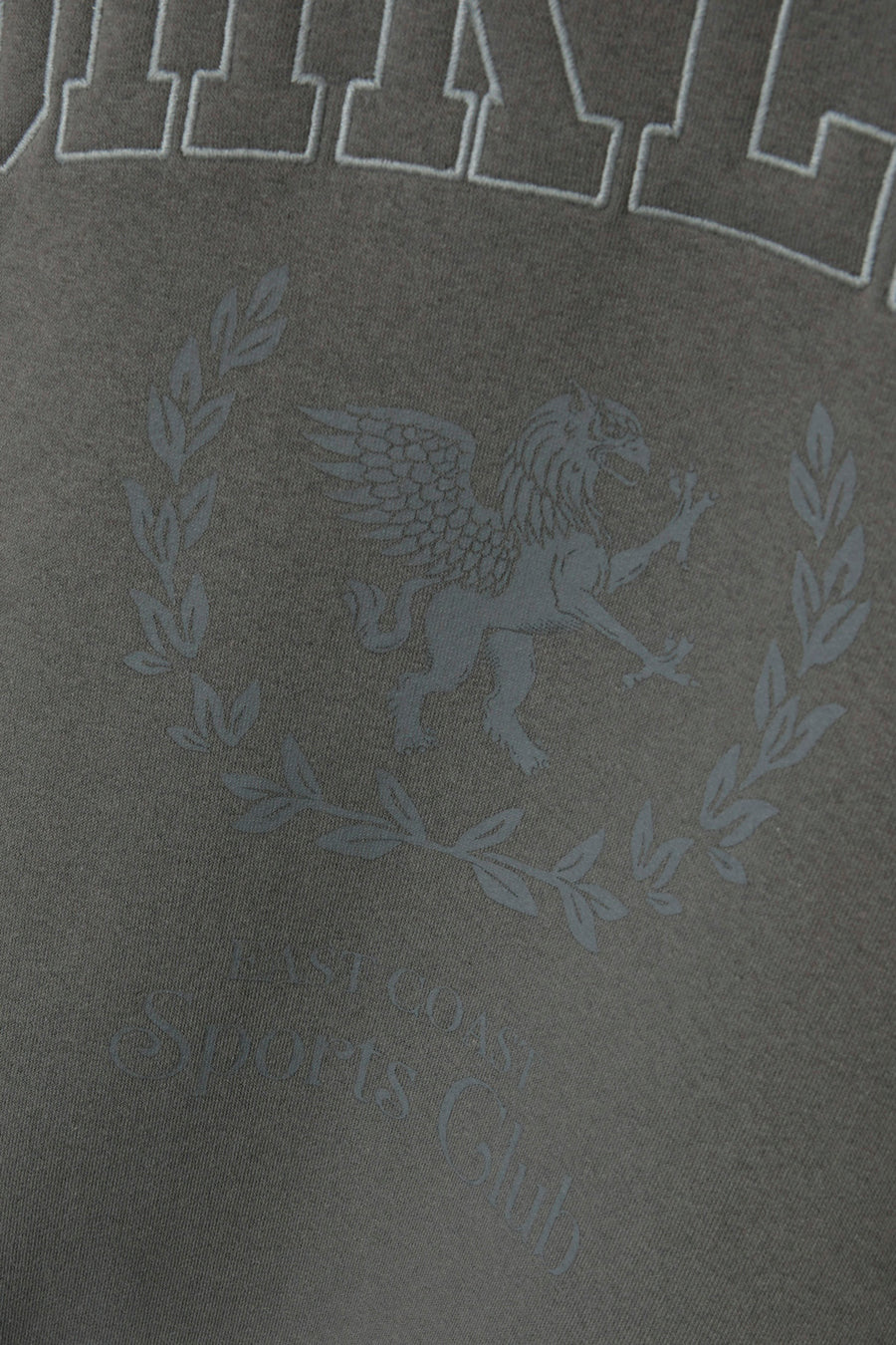 Grijze sweater van LMTD, met een logo en een grafisch motief op de voorkant.