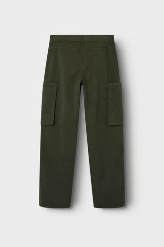 Pantalon de travail vert LMTD, avec des deses droites et de grands sacs sur les jambes, sur un fond blanc.