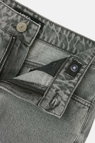 Jean wide bleu clair de LMTD, avec fermeture éclair et ceinture ajustable.