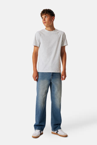 Jean en denim bleu moyen de LMTD, avec une ceinture ajustable et un léger lavage used.