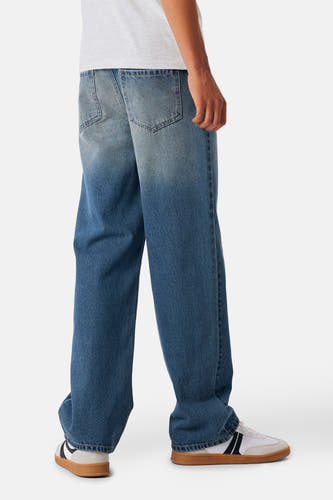 Jean en denim bleu de LMTD, avec des jambes larges et une dégradation de couleur.