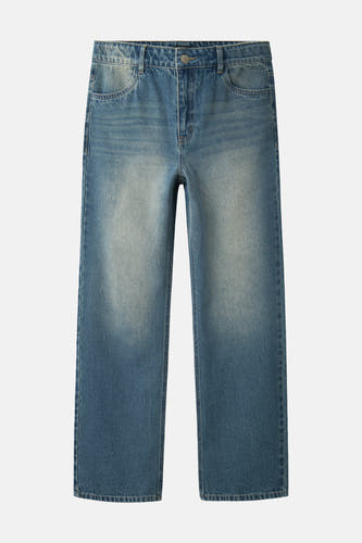 Jean en denim bleu moyen de LMTD, avec un léger lavage et des jambes droites.