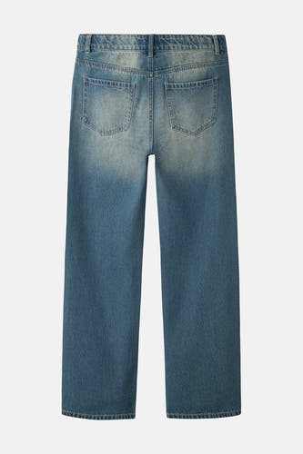 Jean bleu moyen large de LMTD, avec des poches arrière classiques et un lavage subtilement délavé.