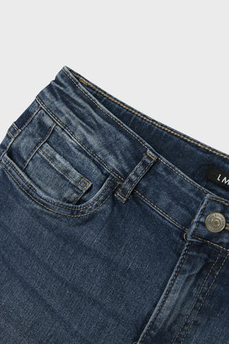 Jean en denim bleu foncé large de LMTD, avec poche et détail de bouton.