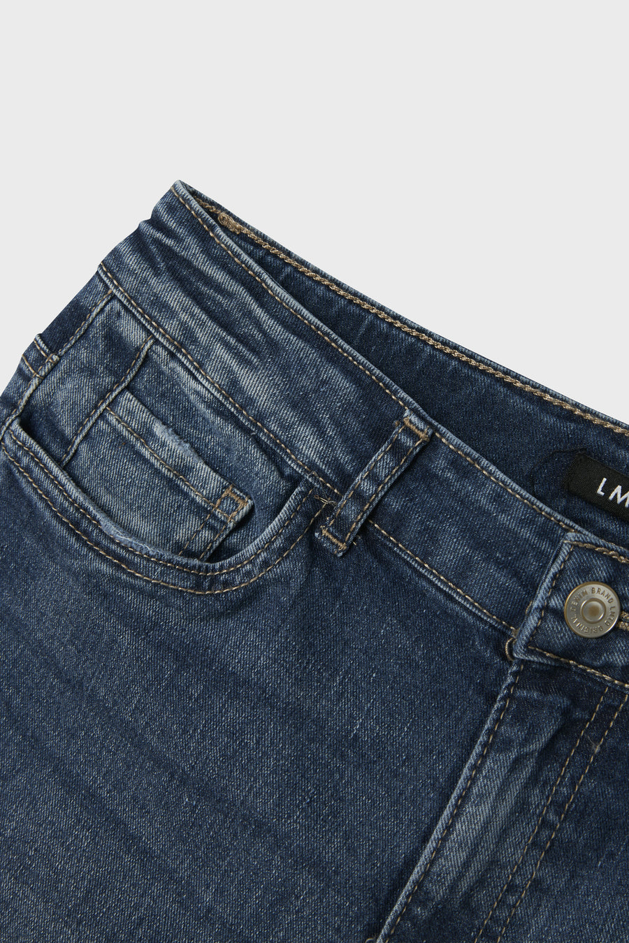 Jean en denim bleu foncé large de LMTD, avec poche et détail de bouton.