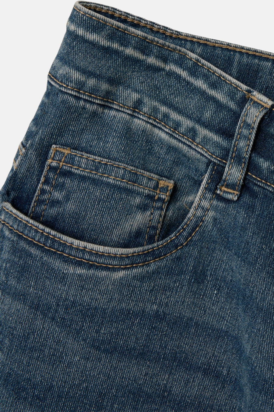 Jean de denim bleu marine large de LMTD, avec une texture stonewash et un petit poche.