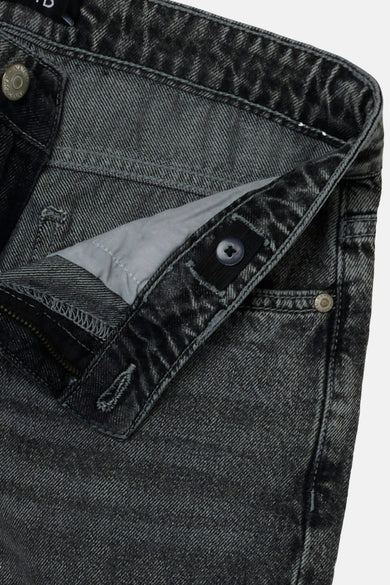 Jean en denim gris clair large de LMTD, avec une ceinture ajustable et un zip avant.