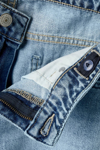 Jean en denim bleu clair large de LMTD, avec fermeture éclair, ceinture ajustable et bouton de marque.
