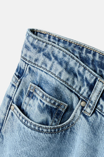 Jean en denim bleu clair large de LMTD, avec effet stonewash et détail de poche.