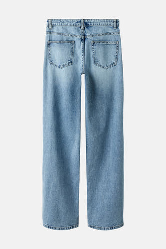 Jean bleu clair en denim de LMTD, avec des jambes larges et des poches arrière.