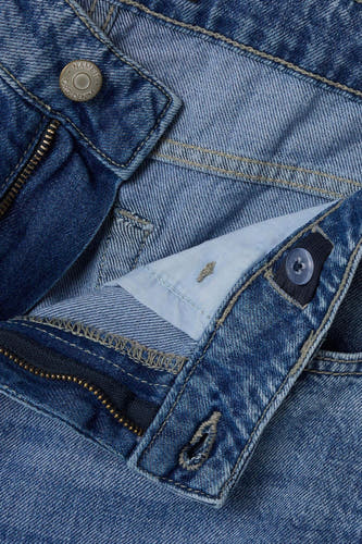 Jean droit en denim bleu clair de LMTD, avec fermeture éclair et boutonnière ajustable à l'intérieur.