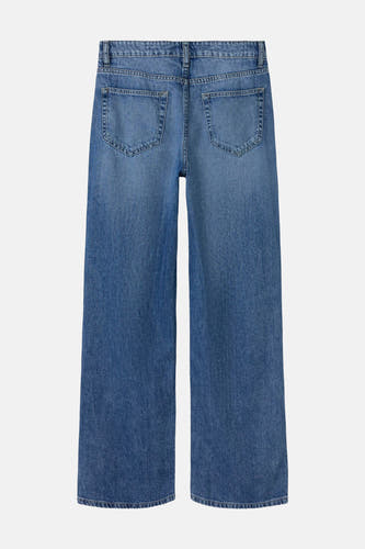 Jean droit en denim bleu clair de LMTD, avec des poches arrière et des jambes larges, vu de derrière.