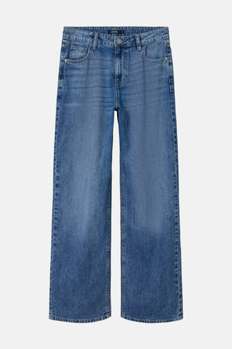 Jean droit en denim bleu clair de LMTD, poches classiques, légèrement lavé.