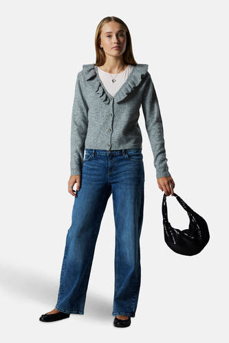 Jeans straight mid blue denim van LMTD, gedragen met een grijze cardigan, witte top en zwarte ballerina's.