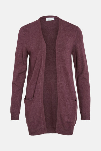 Cardigan marron de VILA, porté sur un haut blanc et un pantalon noir à talons.