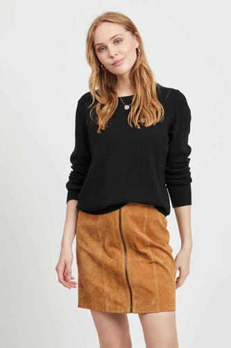 Pull noir de VILA, avec des manches longues et un col rond, porté avec une jupe en cuir marron.