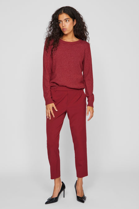 T-shirt rouge avec col rond de VILA, porté avec un pantalon coordonné et des talons noirs.