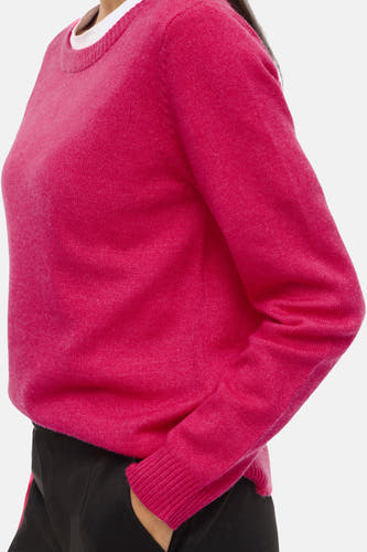 T-shirt rose avec col rond de Vila, gros plan de la douce texture et des longues manches.