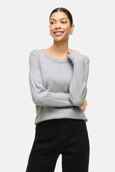 Sweat-shirt gris avec col rond de VILA®, porté avec des jeans noirs et des bottes.