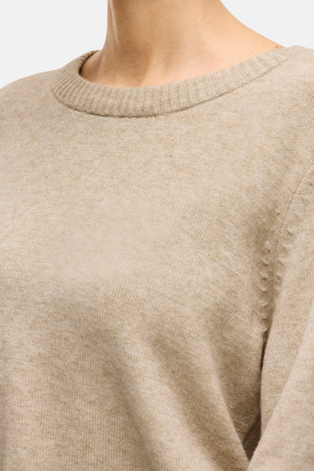 Pull beige avec col rond de VILA, détail du tissu et du col.