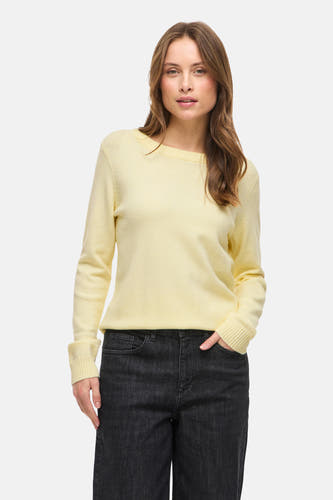 Pull rose à col rond de VILA®, porté avec un jean foncé et des chaussures plates.