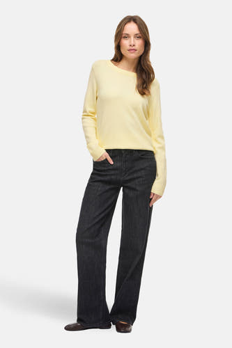 Roze trui met ronde hals van VILA®, gedragen met donkere jeans en platte schoenen.

