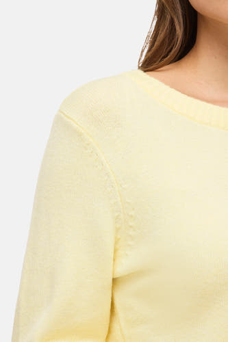 Pull rose à col rond de VILA®, avec une texture tricotée fine et des manches longues.