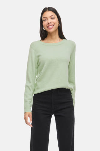 T-shirt vert avec col rond de VILA, porté avec des jeans noirs et des escarpins noirs.