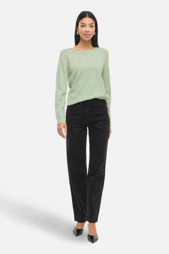 Groene trui met ronde hals van VILA, gedragen met zwarte jeans en zwarte pumps.