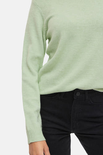 T-shirt vert deilacol col rond VILA®, associé à un jean noir.