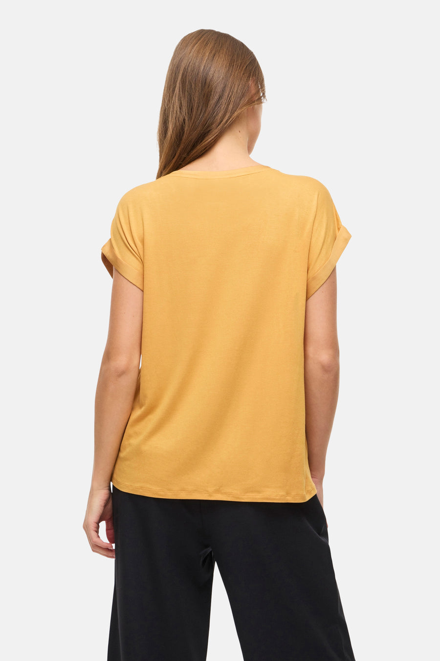 T-shirt à manches courtes doré de VILA®, avec manches retroussées, combiné avec un pantalon noir.