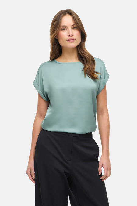 T-shirt bleu de VILA®, à manches courtes et au design uni, associé à un pantalon noir ample et des talons.
