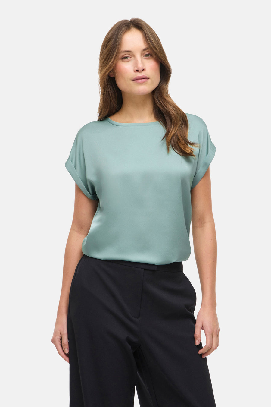 T-shirt bleu de VILA®, à manches courtes et au design uni, associé à un pantalon noir ample et des talons.