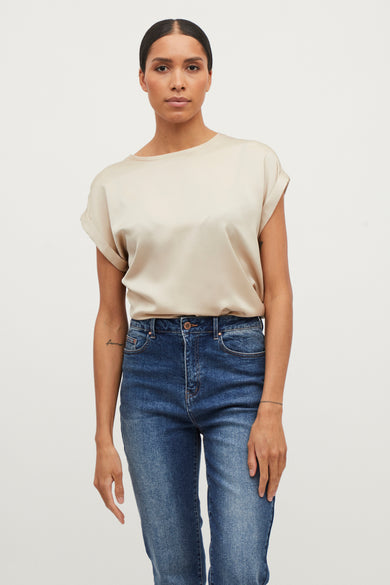 T-shirt écru à manches courtes de VILA, avec des manches retroussées et un design simple.