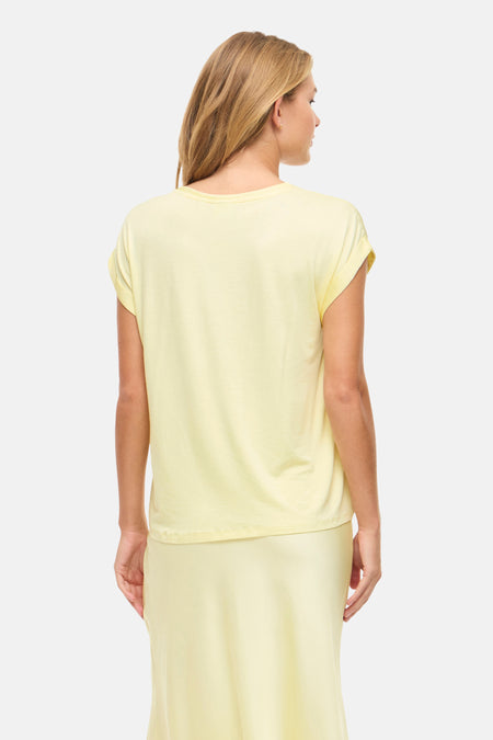 T-shirt jaune de VILA®, dos montré, à manches courtes et coupe décontractée.