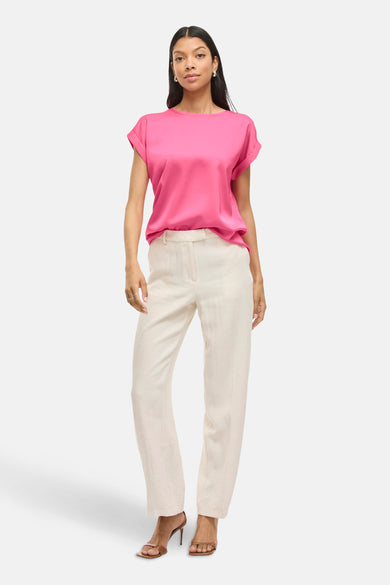 T-shirt rose à manches courtes de VILA®, associé à un pantalon beige et des sandales brunes.