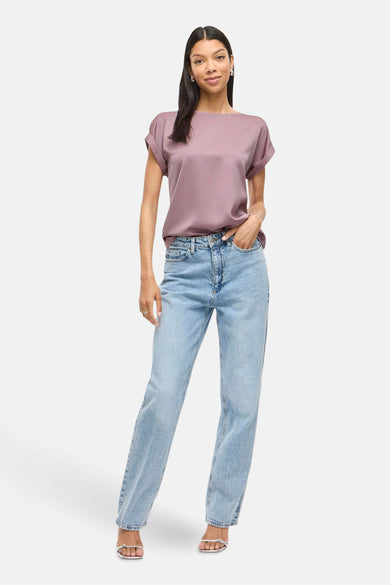 T-shirt rose à manches courtes de VILA®, porté avec des jeans et des sandales argentées.