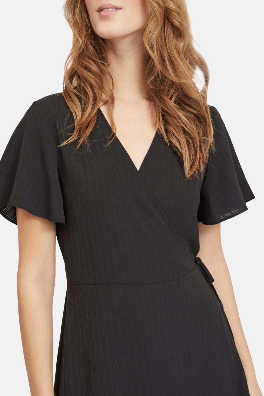 Robe de soie noire avec col V et manches courtes.