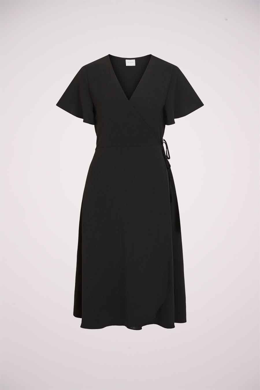 Robe de grossesse noire avec des manches courtes.