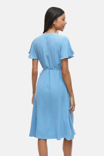 Robe bleue à manches courtes de VILA®, vue de derrière, avec une subtile texture et une ceinture.
