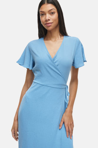 Robe bleue à manches courtes de VILA®, avec volants et ceinture à nouer.