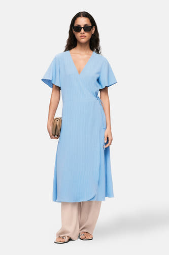 Robe bleue à manches courtes de VILA®, avec un pli et une légère texture.