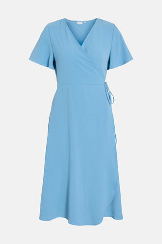 Robe bleue à manches courtes de VILA, avec un détail plissé et une subtile texture.