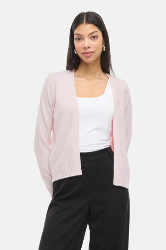 Cardigan rose de VILA®, porté sur un débardeur blanc et un pantalon noir ample avec des talons élégants.