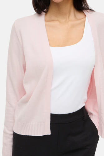 Gilet rose de VILA®, combiné avec un débardeur blanc et un pantalon noir.