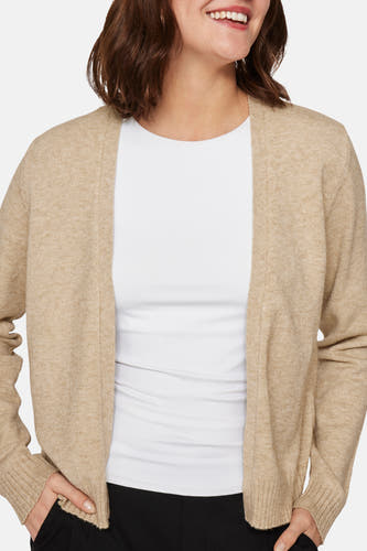 Gilet beige de VILA®, porté sur une chemise blanche et un pantalon noir.